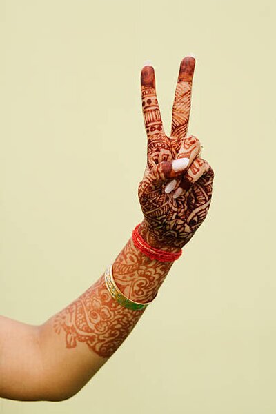 Fotográfia Close-up of a woman's hand with a peace sign, photosindia, (26.7 x 40 cm)