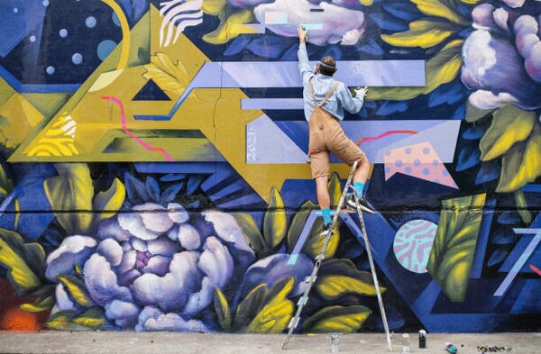 Művészeti fotózás Street Artist On A Ladder Drawing On Wall, ArtistGNDphotography, (40 x 26.7 cm)