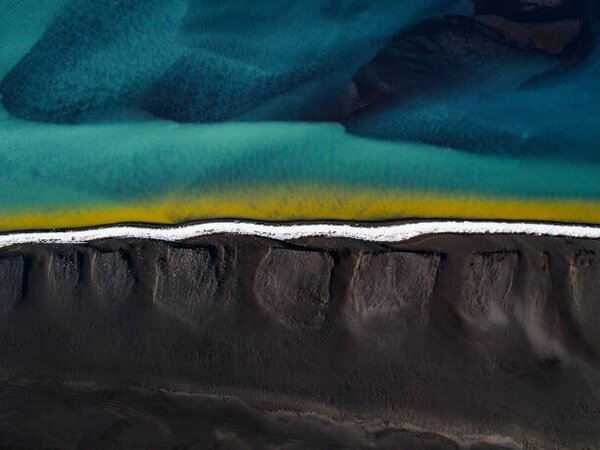 Fotográfia Drone shot showing a black sand, Abstract Aerial Art, (40 x 30 cm)
