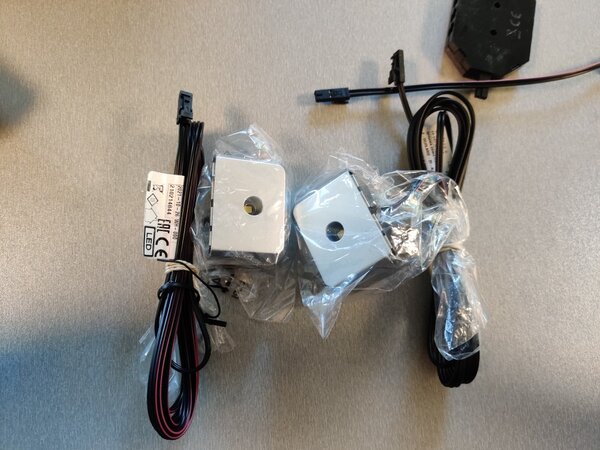 Fehér LED clips üvegpolchoz (2db)