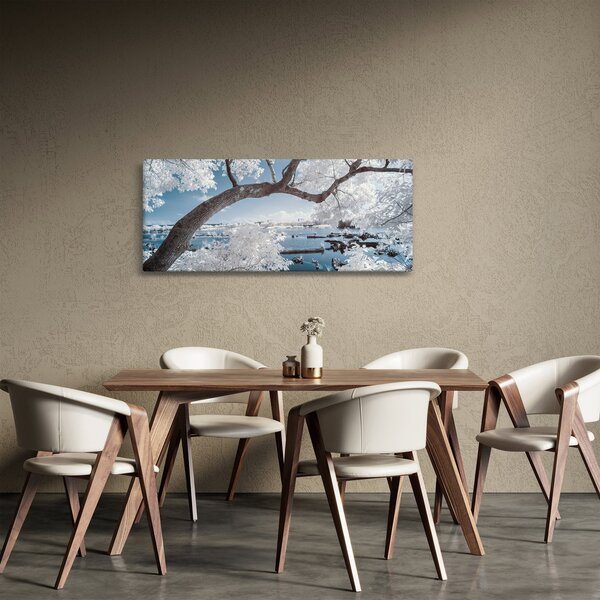 A víz mellett egy havas fa képe (120x50 cm)