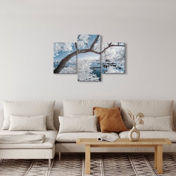 A víz mellett egy havas fa képe (90x60 cm)