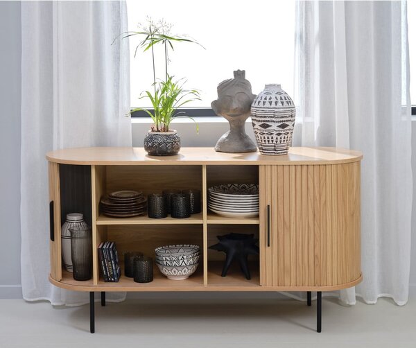 Natúr színű alacsony komód tolóajtóval, tölgyfa dekorral 140x76 cm Nola – Unique Furniture
