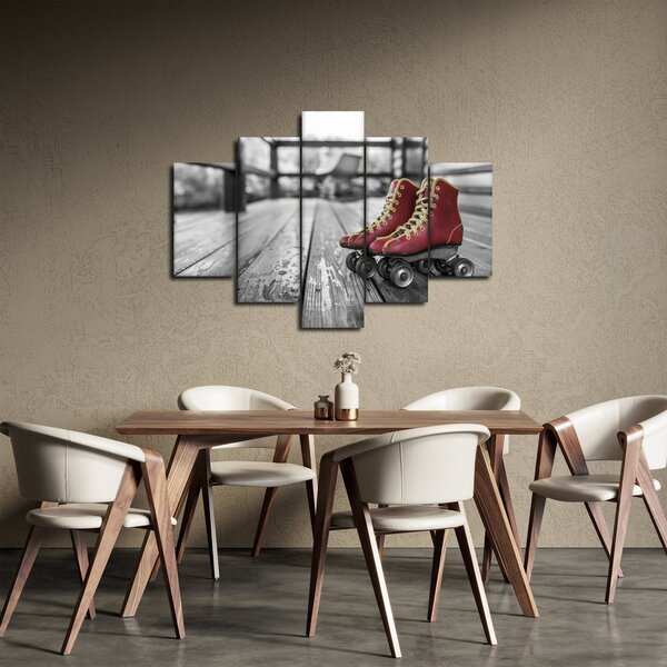 Egy piros régi görgős cipő képe (150x105 cm)