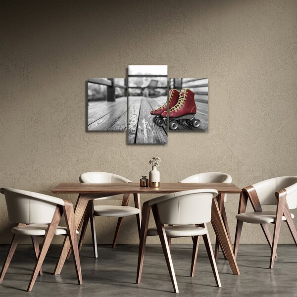 Egy piros régi görgős cipő képe (90x60 cm)