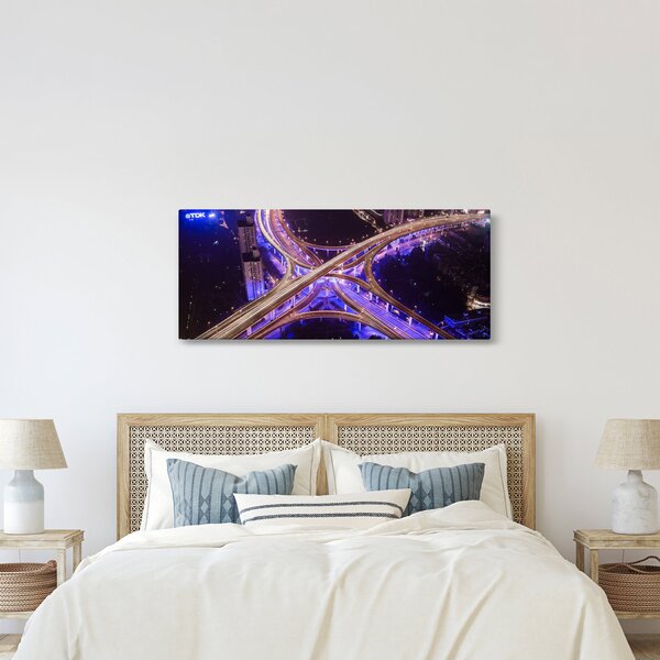 Egy kép egy nagy kereszteződésről éjjel (120x50 cm)