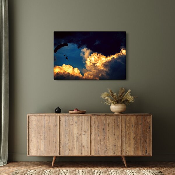 Ejtőernyős a felhőkben képe (90x60 cm)