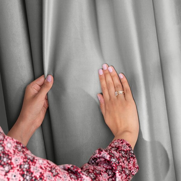 Világosszürke bársony dimout (részleges sötétítő) függöny 140x245 cm Eyelets – Restilo