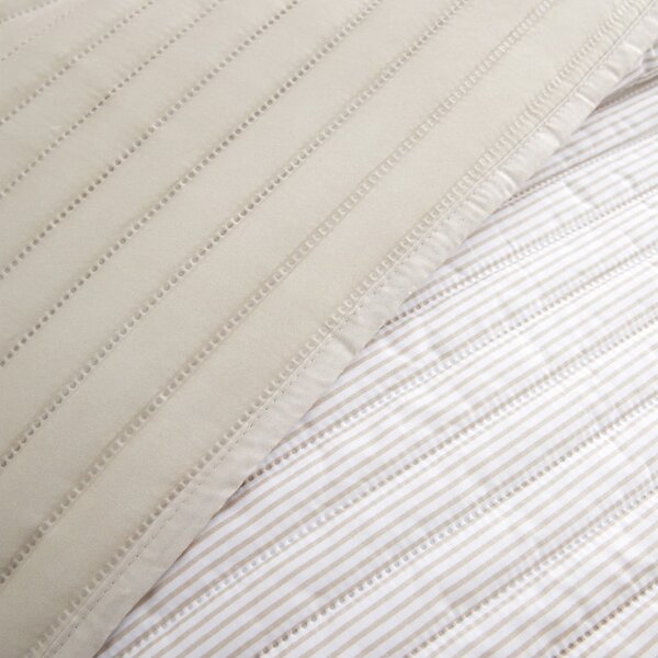 Bézs steppelt ágytakaró 220x230 cm Stripe – Catherine Lansfield
