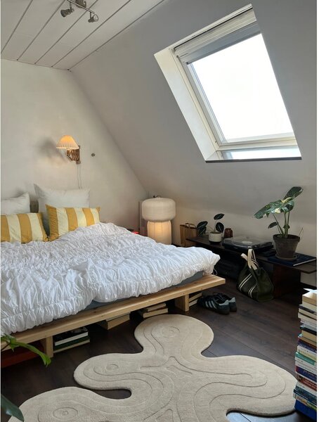 Borovi fenyő franciaágy ágyráccsal 180x200 cm Japan – Karup Design