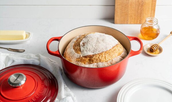 Le Creuset Signature kerek öntöttvas sütő-főzőedény, 22cm, 3,3 l, cseresznyepiros