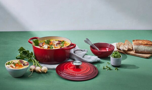 Le Creuset Signature kerek öntöttvas sütő-főzőedény, 22cm, 3,3 l, cseresznyepiros