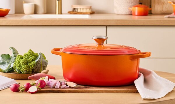 Le Creuset Signature ovális öntöttvas sütő-főzőedény, 40cm, 13,9 l, vulkán