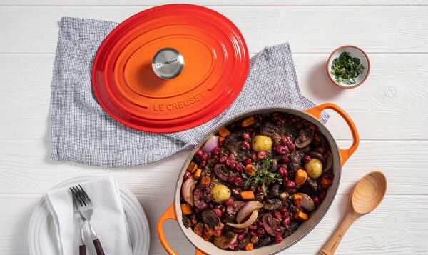 Le Creuset Signature ovális öntöttvas sütő-főzőedény, 40cm, 13,9 l, vulkán