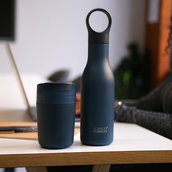Sötétkék utazóbögre 340 ml Sipp – Joseph Joseph
