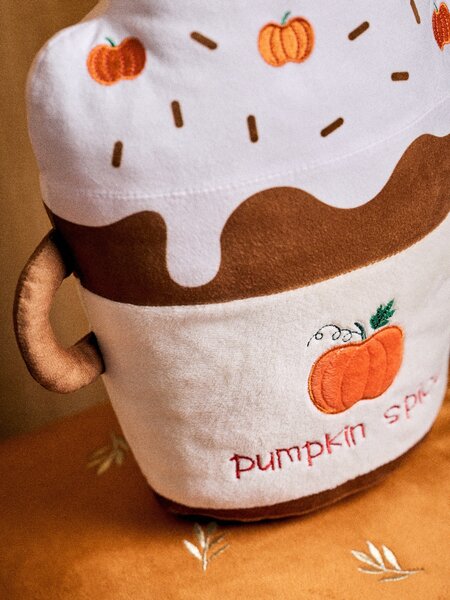 Sinsay - Dekoratív párna Pumpkin Spice Latte ital formájában - többszínű