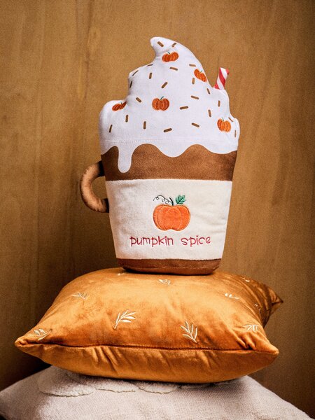 Sinsay - Dekoratív párna Pumpkin Spice Latte ital formájában - többszínű
