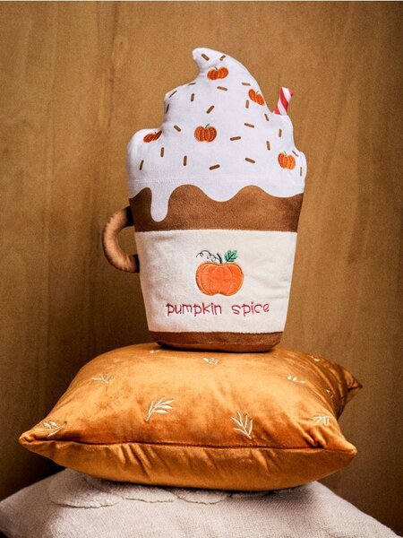 Sinsay - Dekoratív párna Pumpkin Spice Latte ital formájában - többszínű
