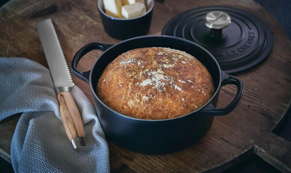 Le Creuset Signature kerek öntöttvas sütő-főzőedény, 28cm, 6,7 l, fekete