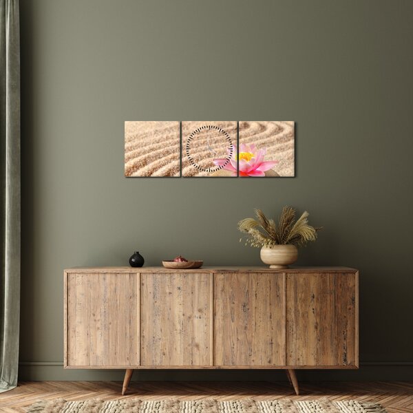 Egy kő, virággal a homokban képe (órával) (90x30 cm)