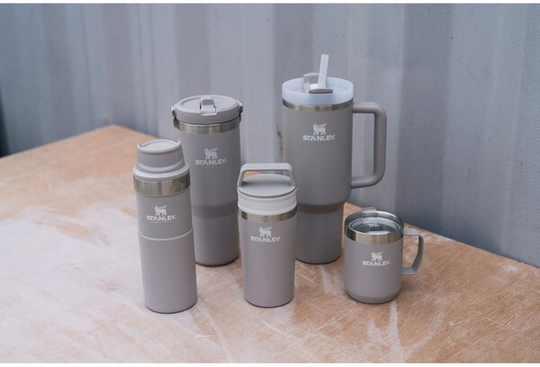 Világosszürke rozsdamentes acél termosz szívószállal 1,18 l Quencher H2.0 FlowState Tumbler Ash – Stanley