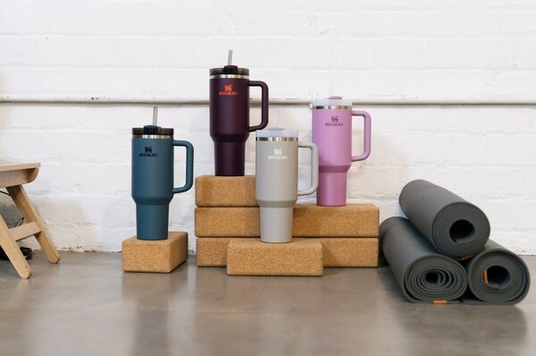 Világosszürke rozsdamentes acél termosz szívószállal 1,18 l Quencher H2.0 FlowState Tumbler Ash – Stanley