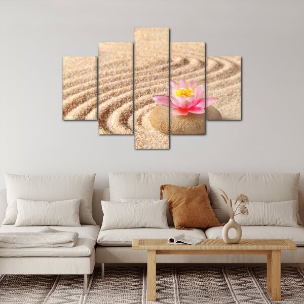 Egy kő, virággal a homokban képe (150x105 cm)