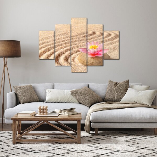 Egy kő, virággal a homokban képe (150x105 cm)