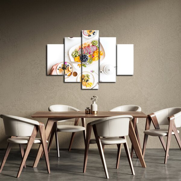 Tányérok gyümölcsökkel az asztalon képe (150x105 cm)