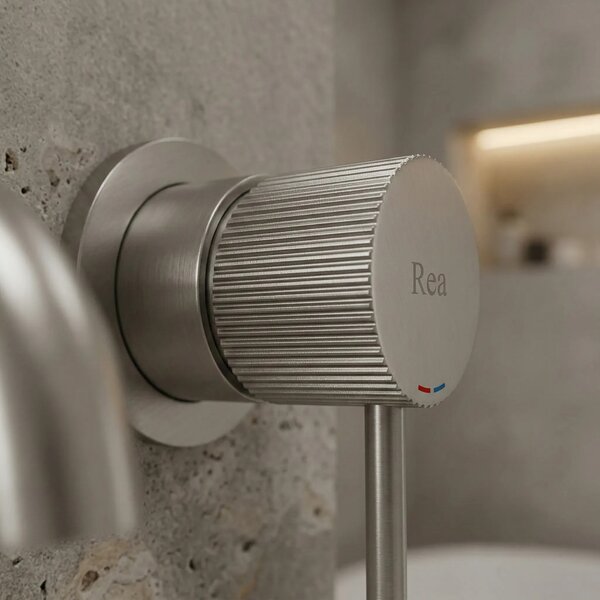 Falra szerelhető csaptelep Rea Lungo Stripe Brush Nickel