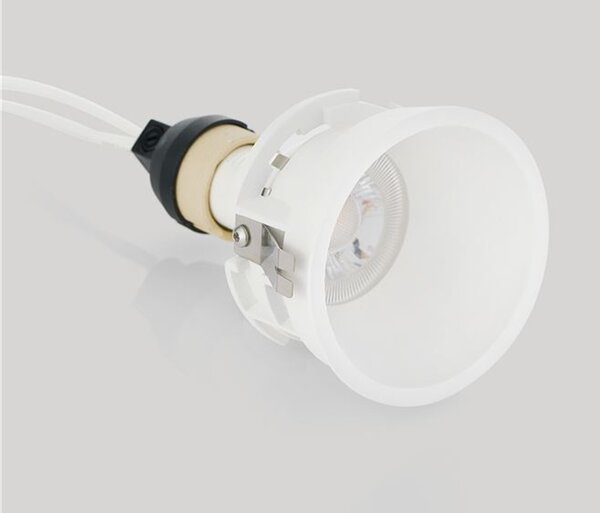 Spezia LED spot lámpatest