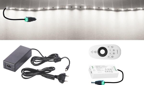 5m hosszú 48Wattos, RF 4 zónás FUT007 távirányítós, vezérlős, adapteres hidegfehér LED szalag szett (300db P2835 SMD LED)