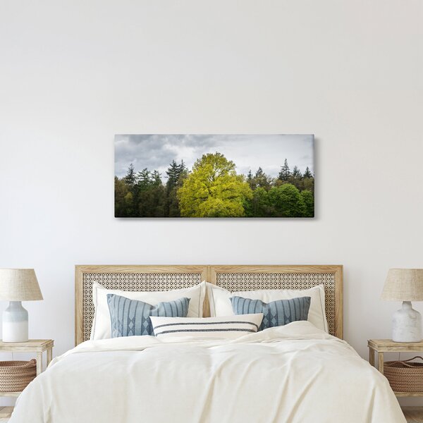 Egy zöld fa képe a mező közepén (120x50 cm)