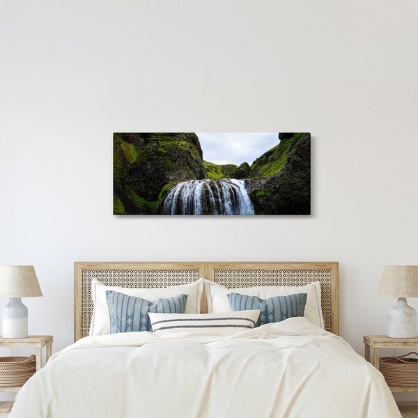Egy szikla képe vízeséssel (120x50 cm)