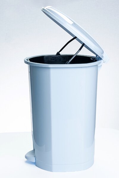 DÜNYA Pedálos szemetes fehér színben 50 L 54x41,5x42 cm