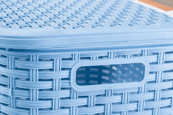 Rattan hatású fedeles szennyestartó kék színben 45 L 54,5x32x39 cm