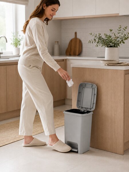 DÜNYA Pedálos slim szemetes szürke színben 15 L 22,5x31x40 cm