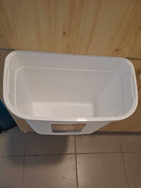 Ajtóra akasztható szemetes 7 L-es (fehér színben)