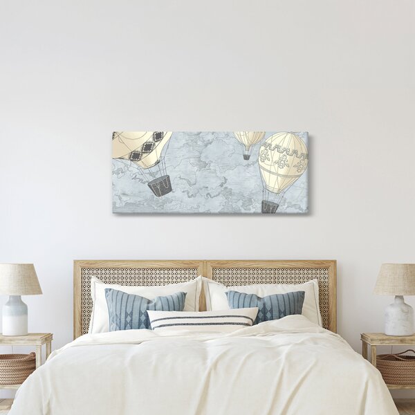 Kép - léggömbök a város felett, hűvös tónusok (120x50 cm)