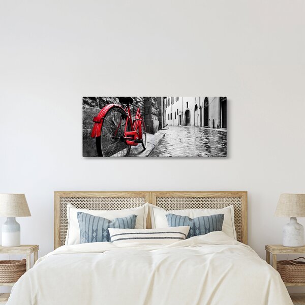 Egy vörös kerék képe egy macskaköves utcán (120x50 cm)