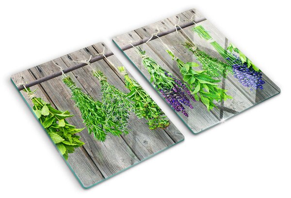 Üveg vágódeszka fényképpel Szárított gyógynövények fa háttéren