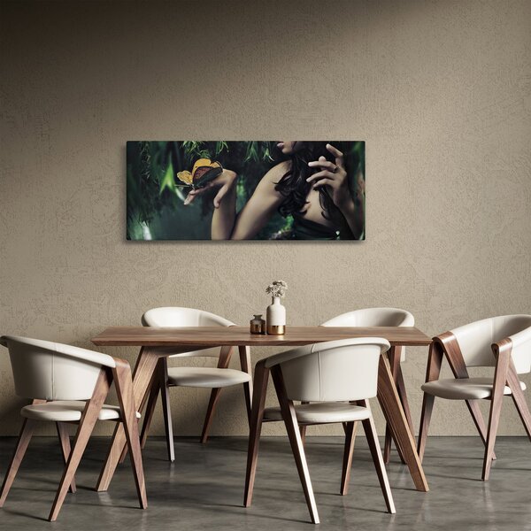 Egy bájos nő képe pillangóval (120x50 cm)