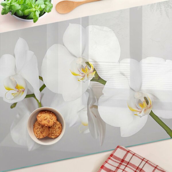 Üveg vágódeszka fényképpel Orchideák tükörkép háttér előtt