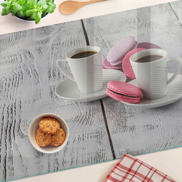 Üveg vágódeszka fényképpel Kávé és macarons egy fából készült háttéren