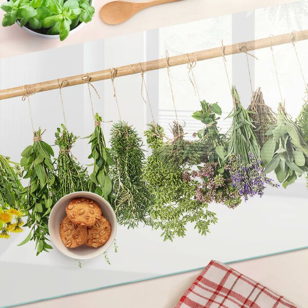 Üveg vágódeszka fényképpel Szárított gyógynövények egy madzagon