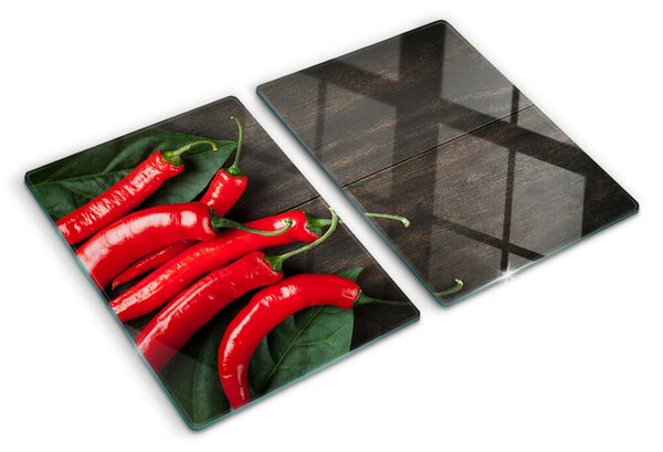 Edzett üveg vágódeszka Chili paprika fa háttéren