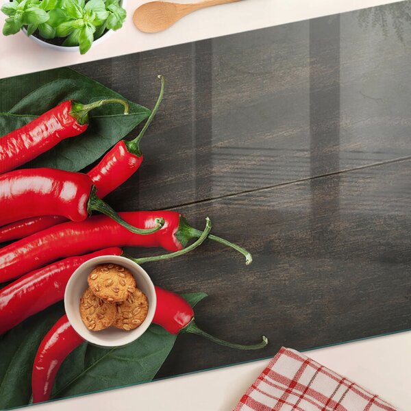 Edzett üveg vágódeszka Chili paprika fa háttéren