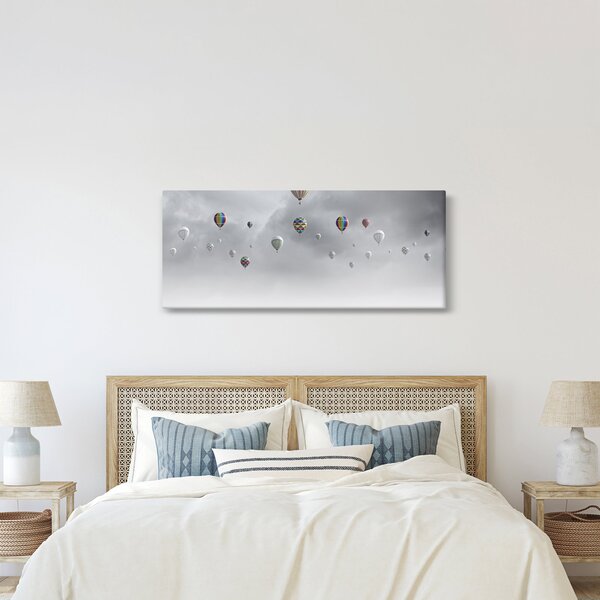 Kép - léggömbök egy téglafal felett (120x50 cm)