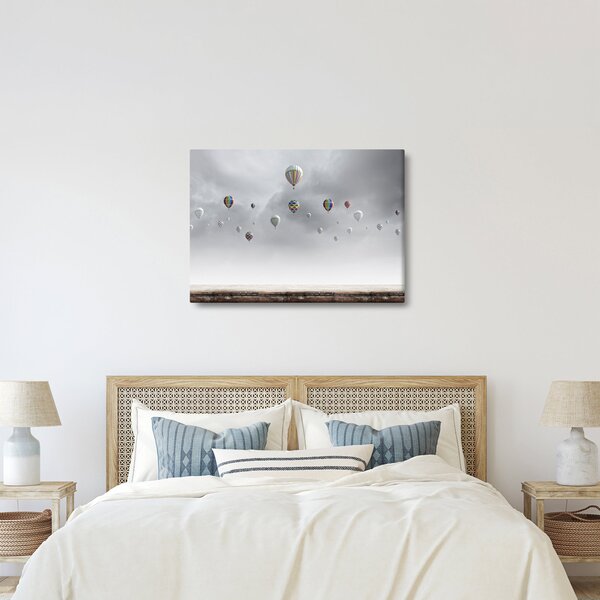 Kép - léggömbök egy téglafal felett (70x50 cm)
