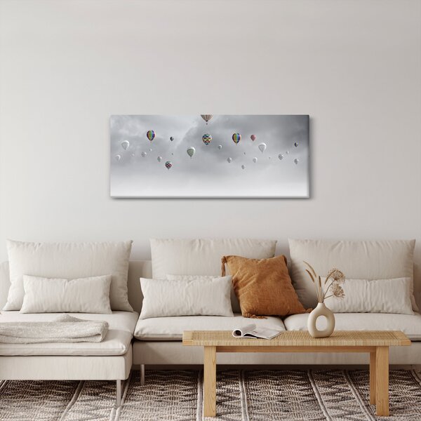 Kép - léggömbök egy téglafal felett (120x50 cm)